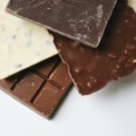 Barras de chocolate empilhadas de diversos sabores como branco meio amargo e amargo