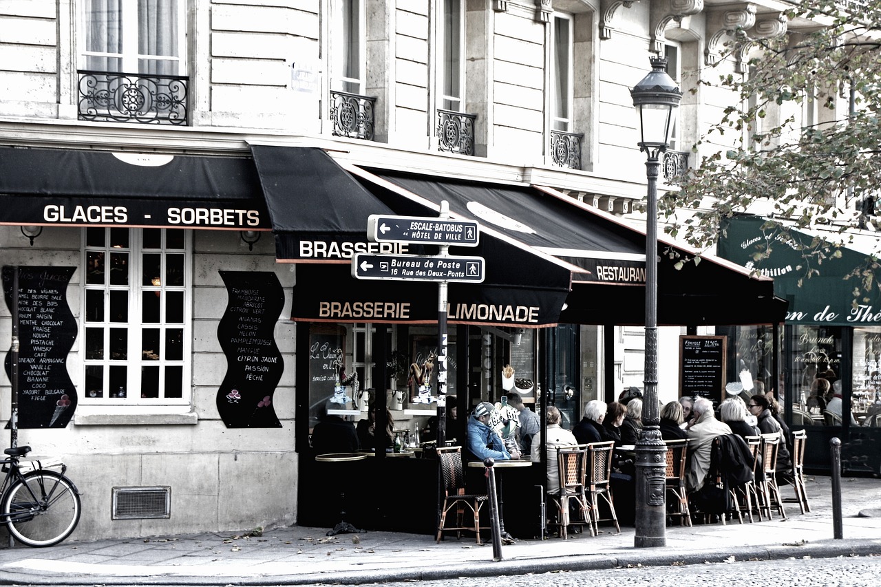 Cafeteria de paredes brancas com cadeiras e mesas do lado de fora na França